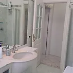 Oxi לינה וארוחת בוקר 4*